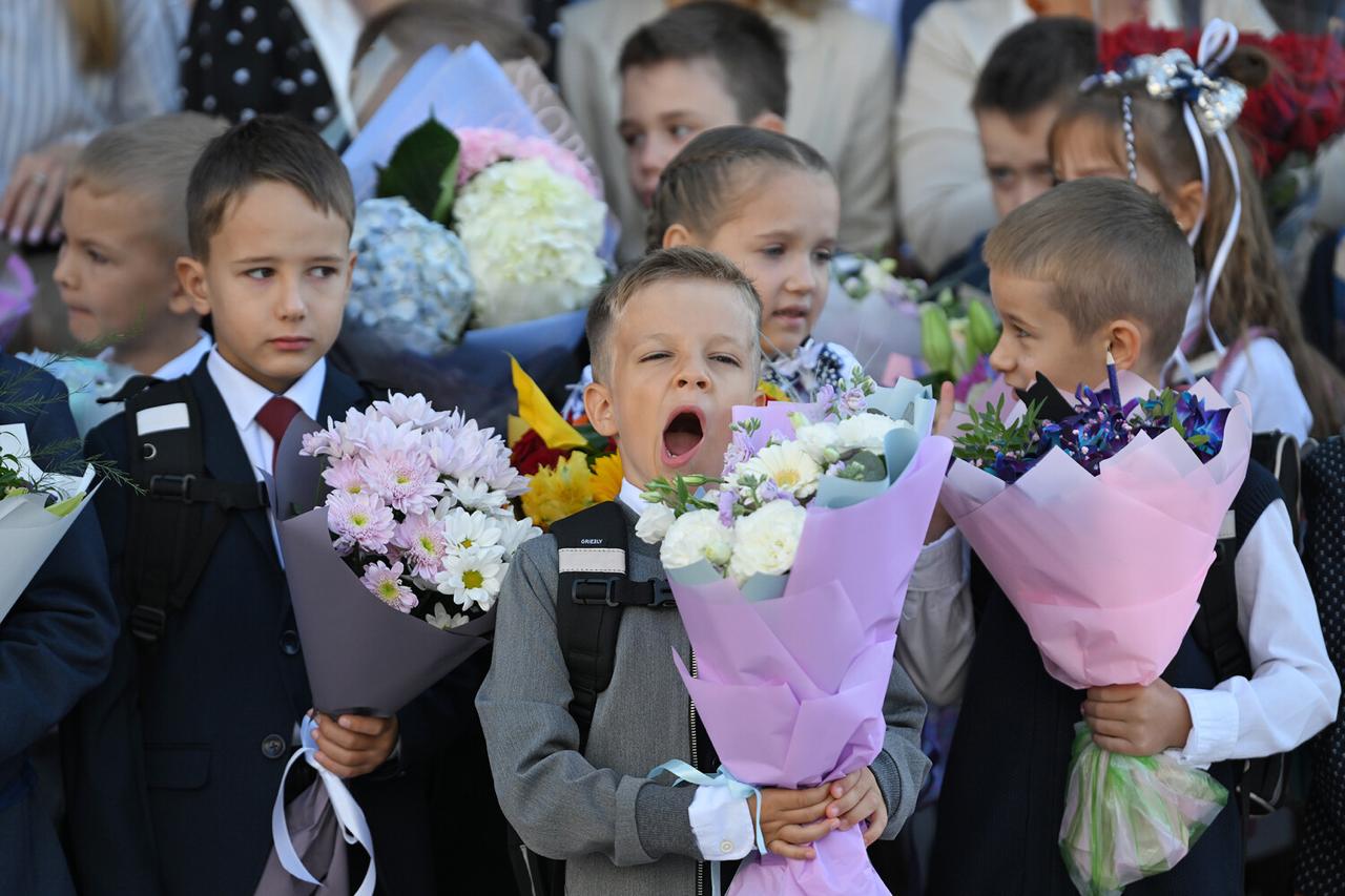 Дети 2000 года повели своих детей в первый класс