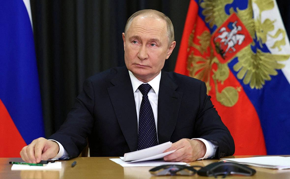 Путин: Россия должна укрепляться в соответствии с Конституцией