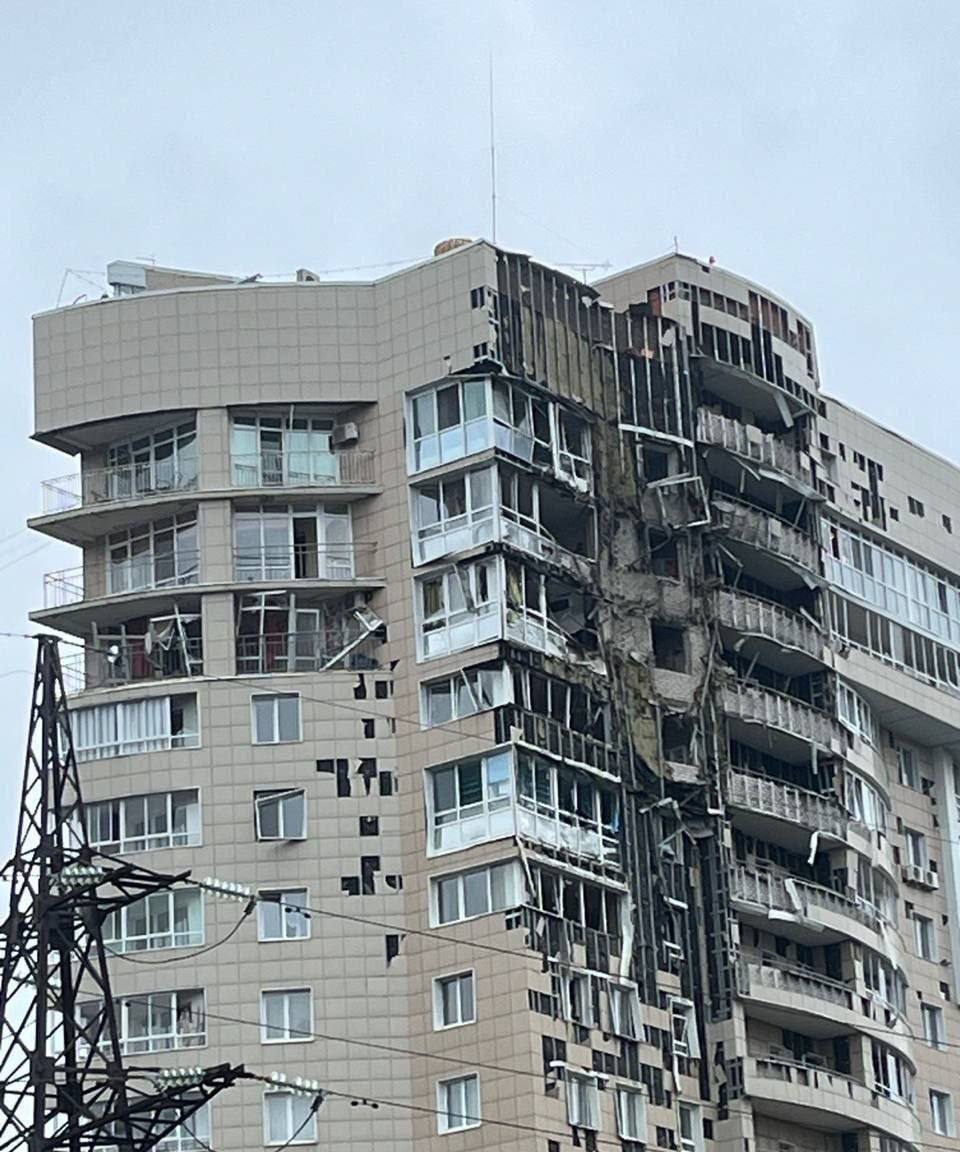 Беспилотник врезался в жилой дом в Перми