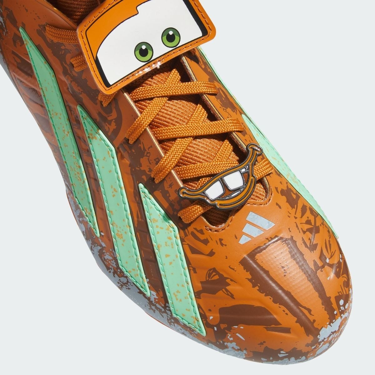 Adidas выпустил бутсы в честь 20-летия мультфильма «Тачки»