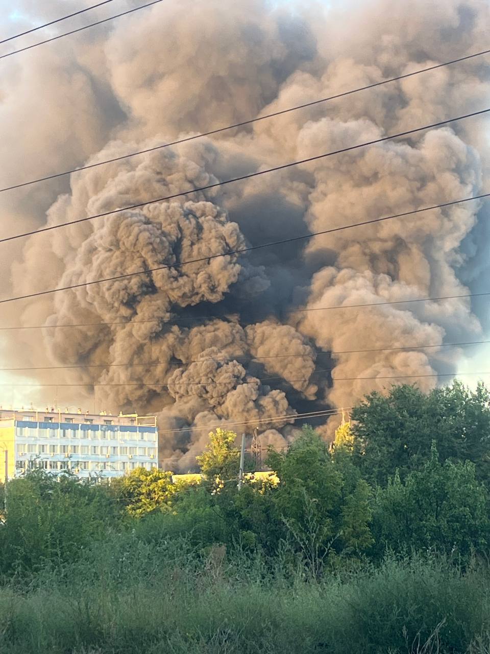 В Днепропетровске сильный пожар после прилёта