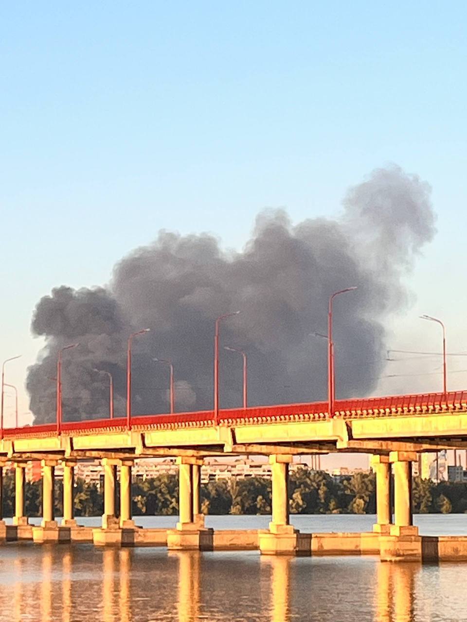 В Днепропетровске сильный пожар после прилёта