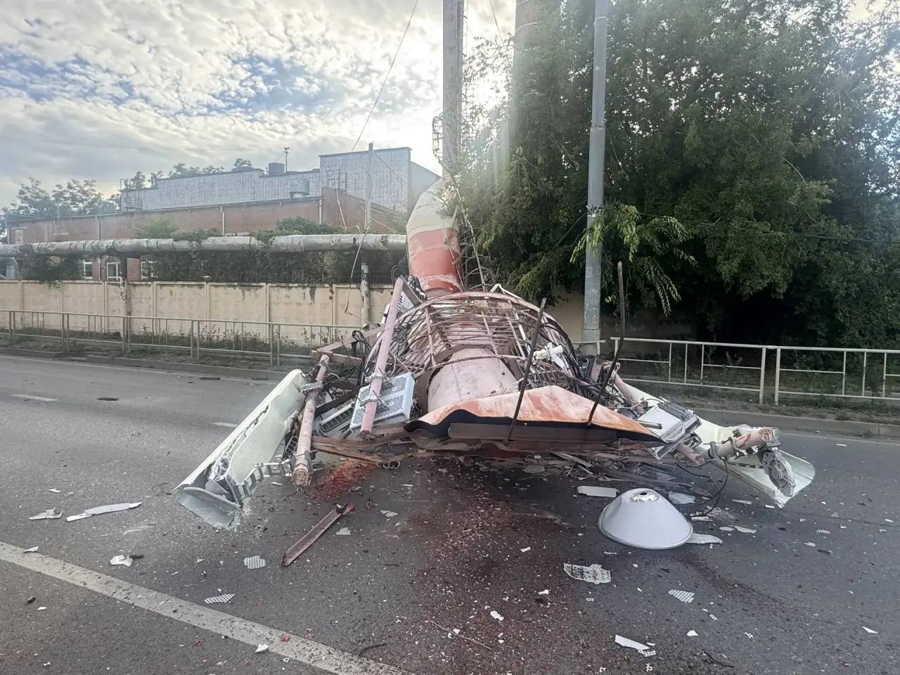 В Краснодаре на дорогу упала труба котельной