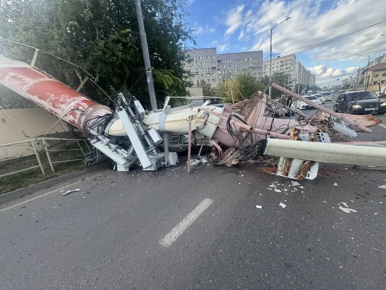 В Краснодаре на дорогу упала труба котельной