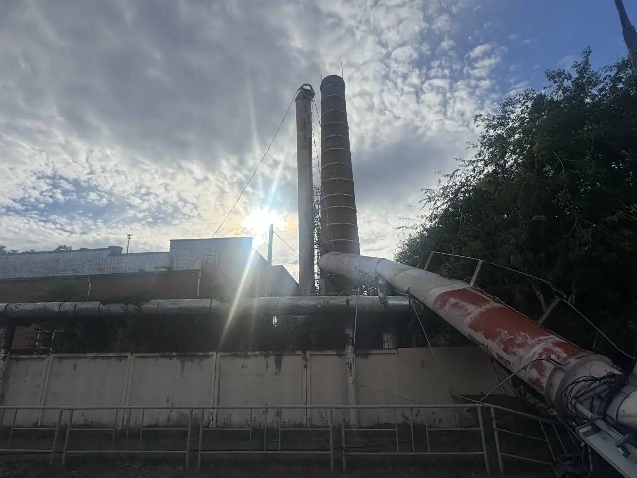 В Краснодаре на дорогу упала труба котельной
