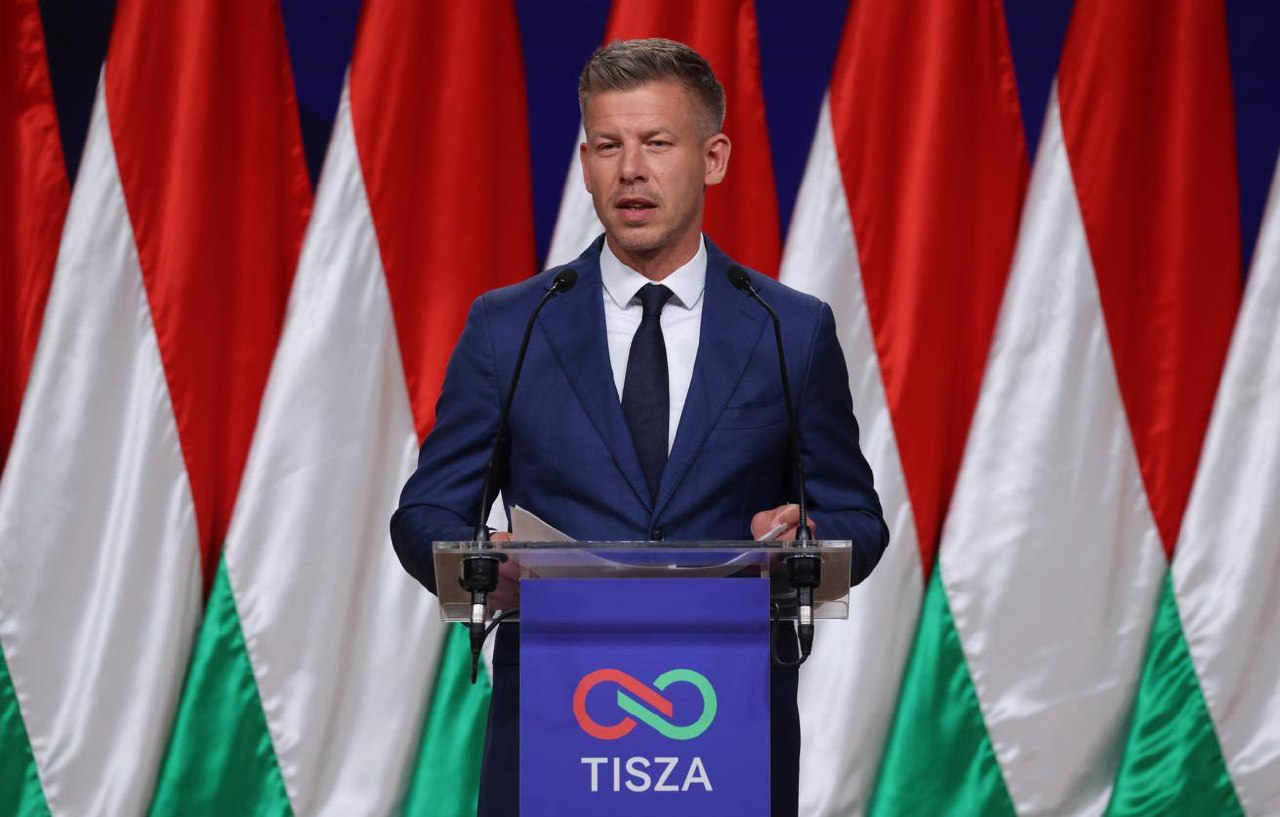 Неизвестный облил вином премьера Венгрии Петера Мадьяра
