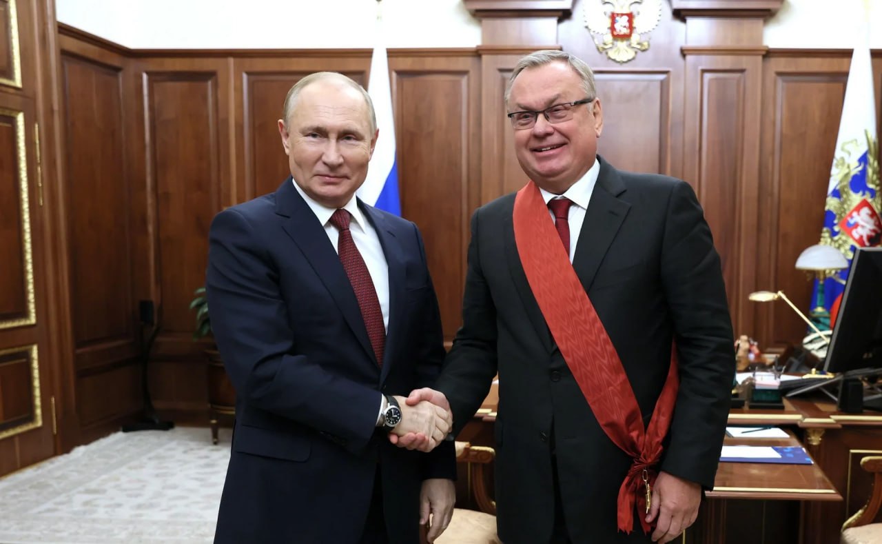 Путин присвоил звание Героя Труда главе ВТБ Андрею Костину