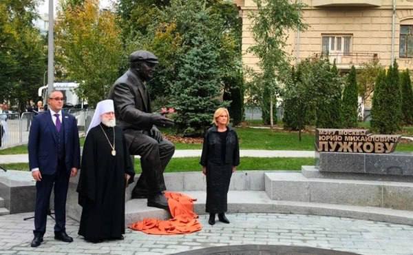 В Москве открыли памятник Юрию Лужкову