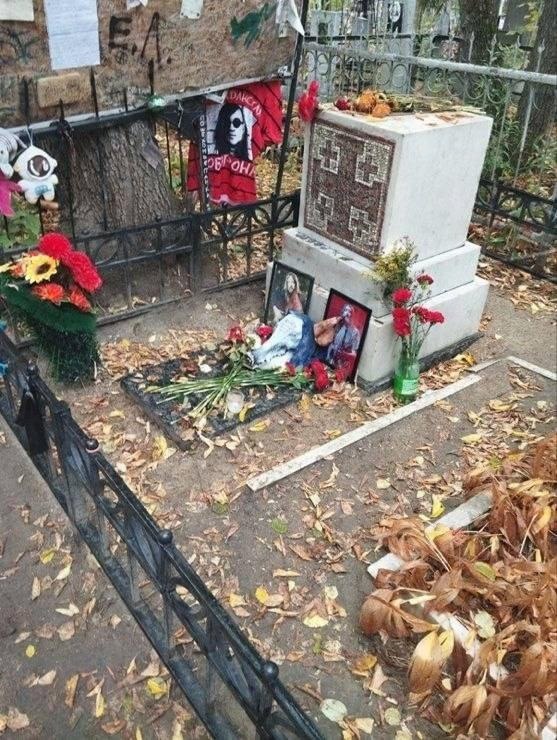 На могиле Егора Летова в Омске оставили свиную голову