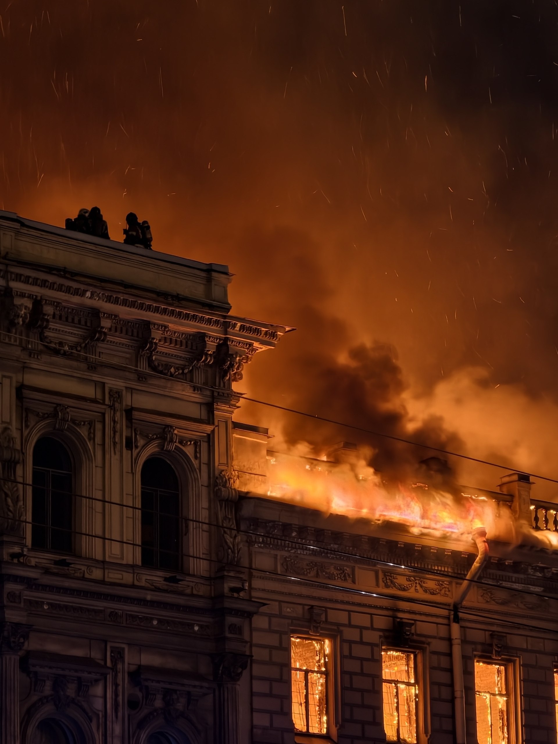 Пожар в особняке распространился на соседнее здание