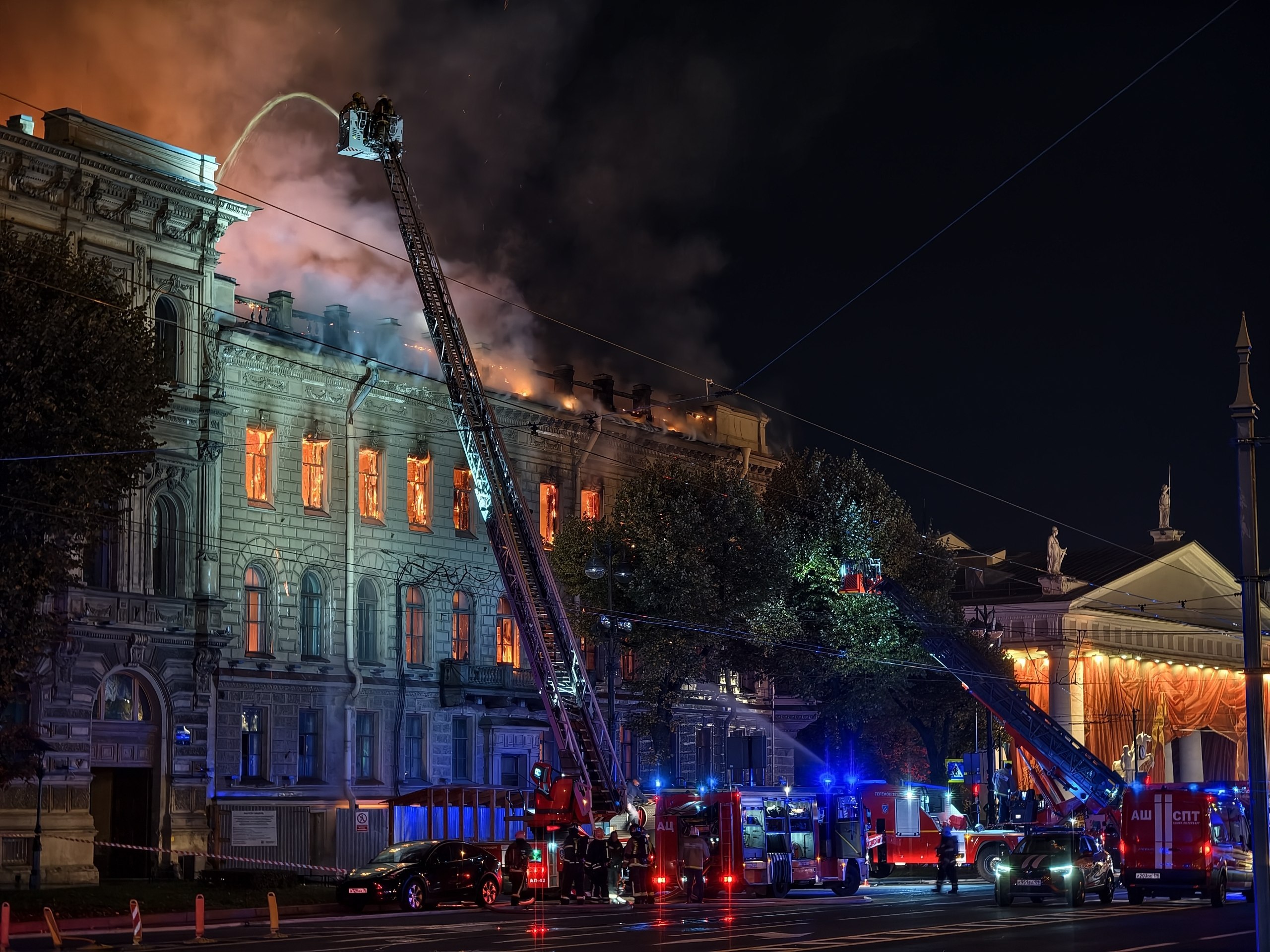 Пожар в особняке распространился на соседнее здание
