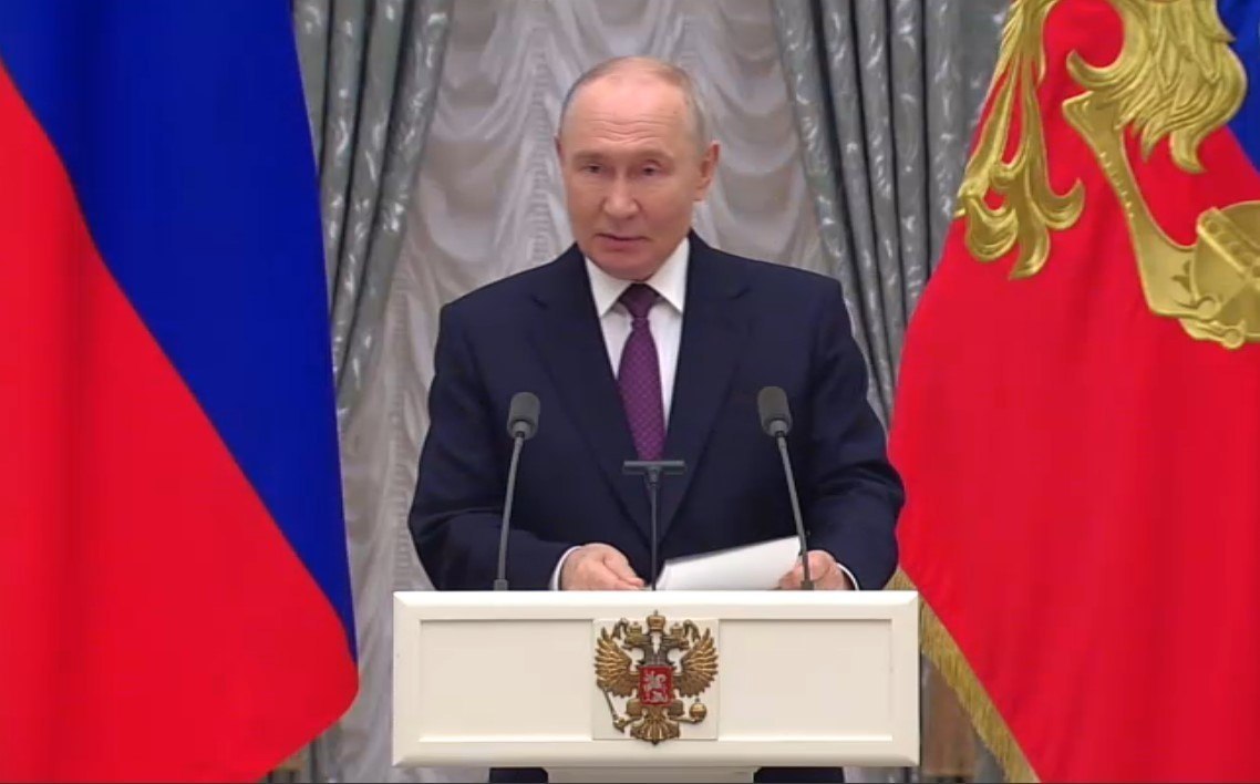 Путин вручил награды педагогам в День учителя