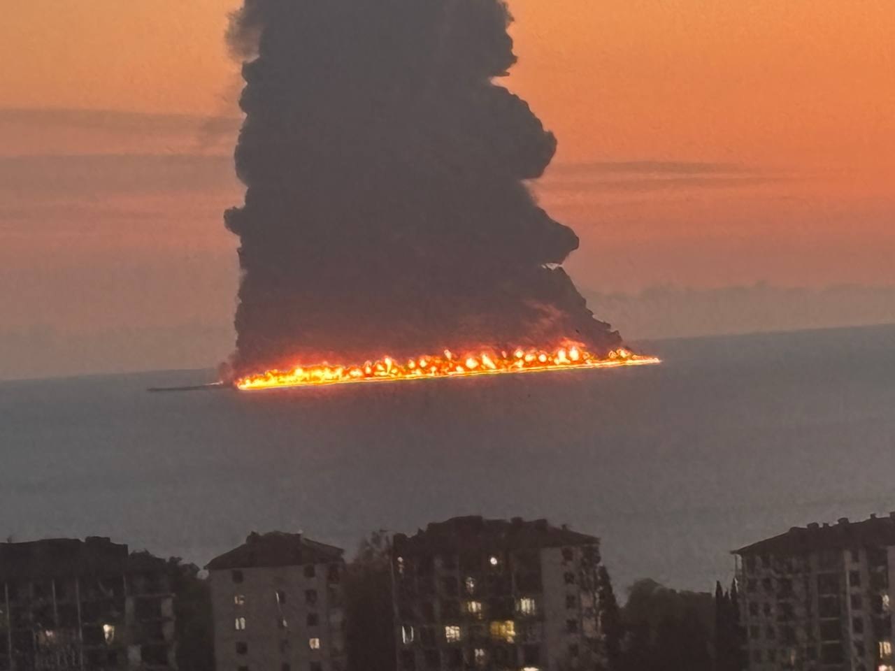 Крупный пожар на танкере около Сочи