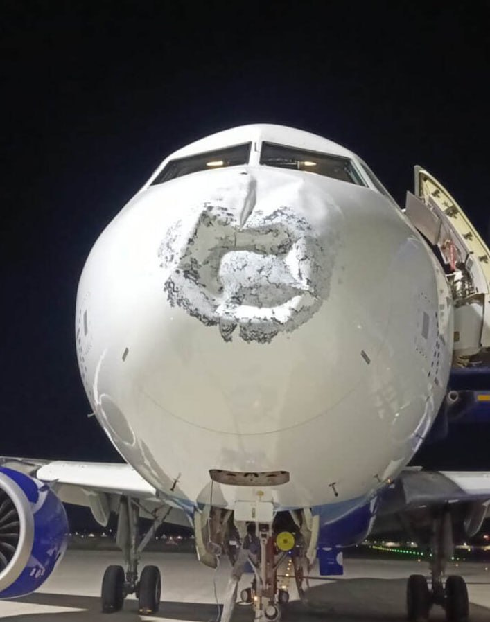 Молния попала в самолет IndiGo перед посадкой