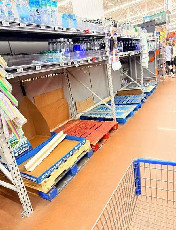 Жители Флориды и Миссисипи скупают продукты из-за тропического шторма