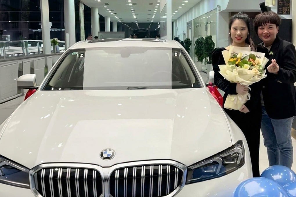 Китаянка подарила сотрудникам BMW за 45 тысяч долларов каждому