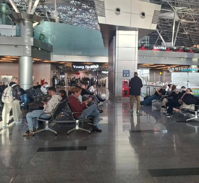 Сбои в московских аэропортах: сотни рейсов задержаны и отменены