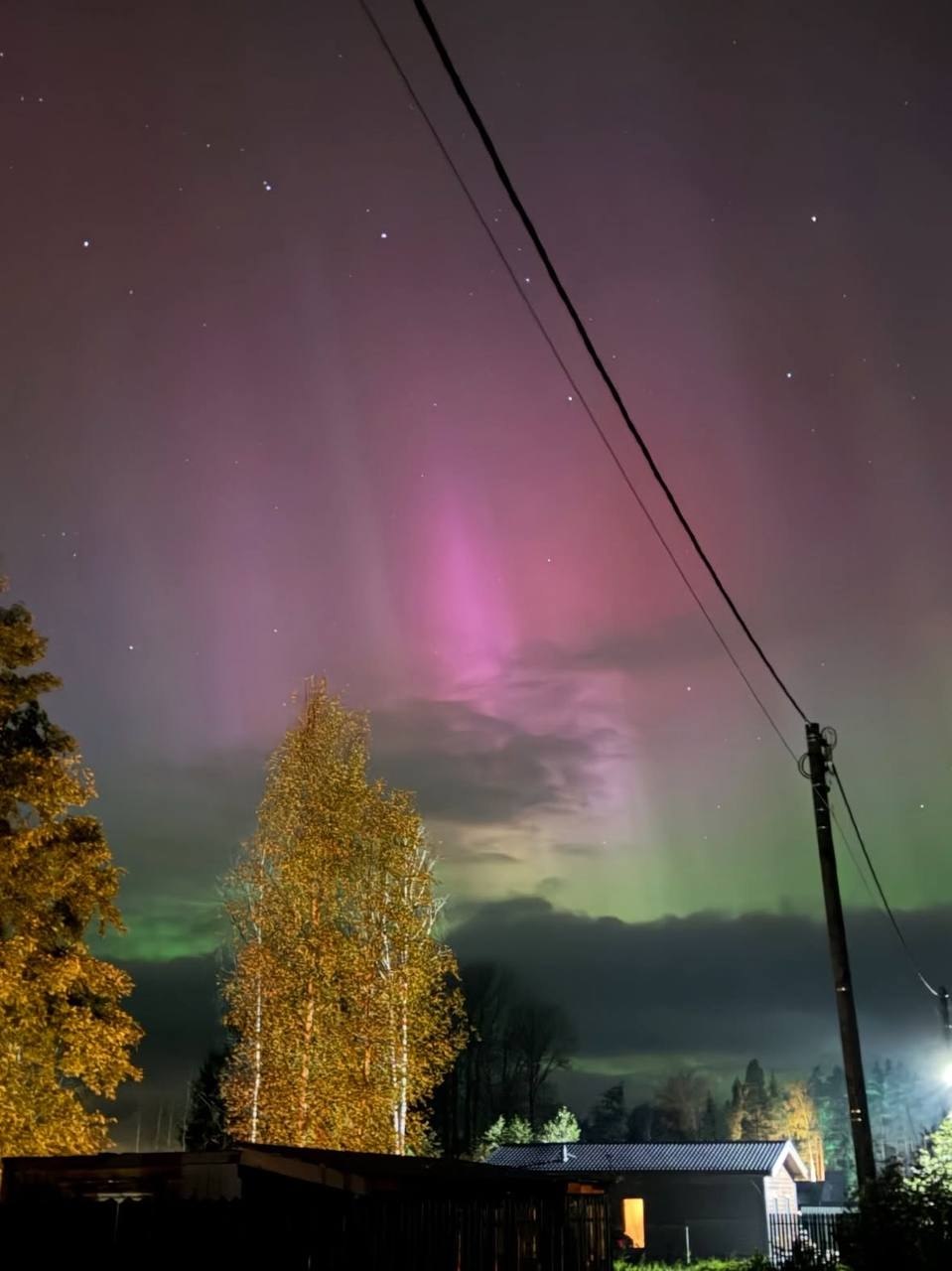 Жители разных регионов России наблюдают северное сияние