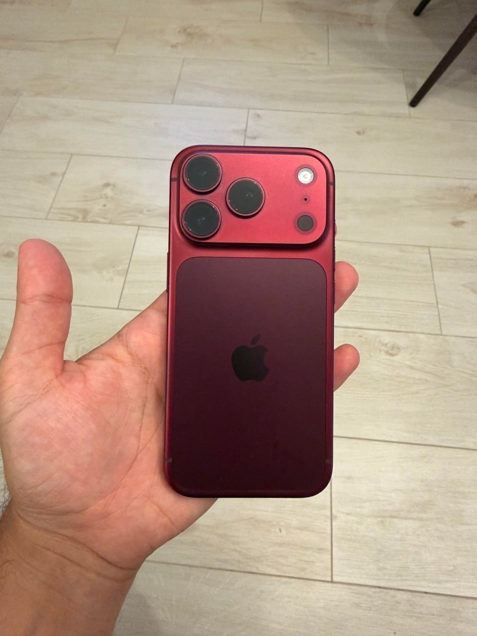 Владельцы iPhone 18 Pro жалуются на выцветание бордового корпуса