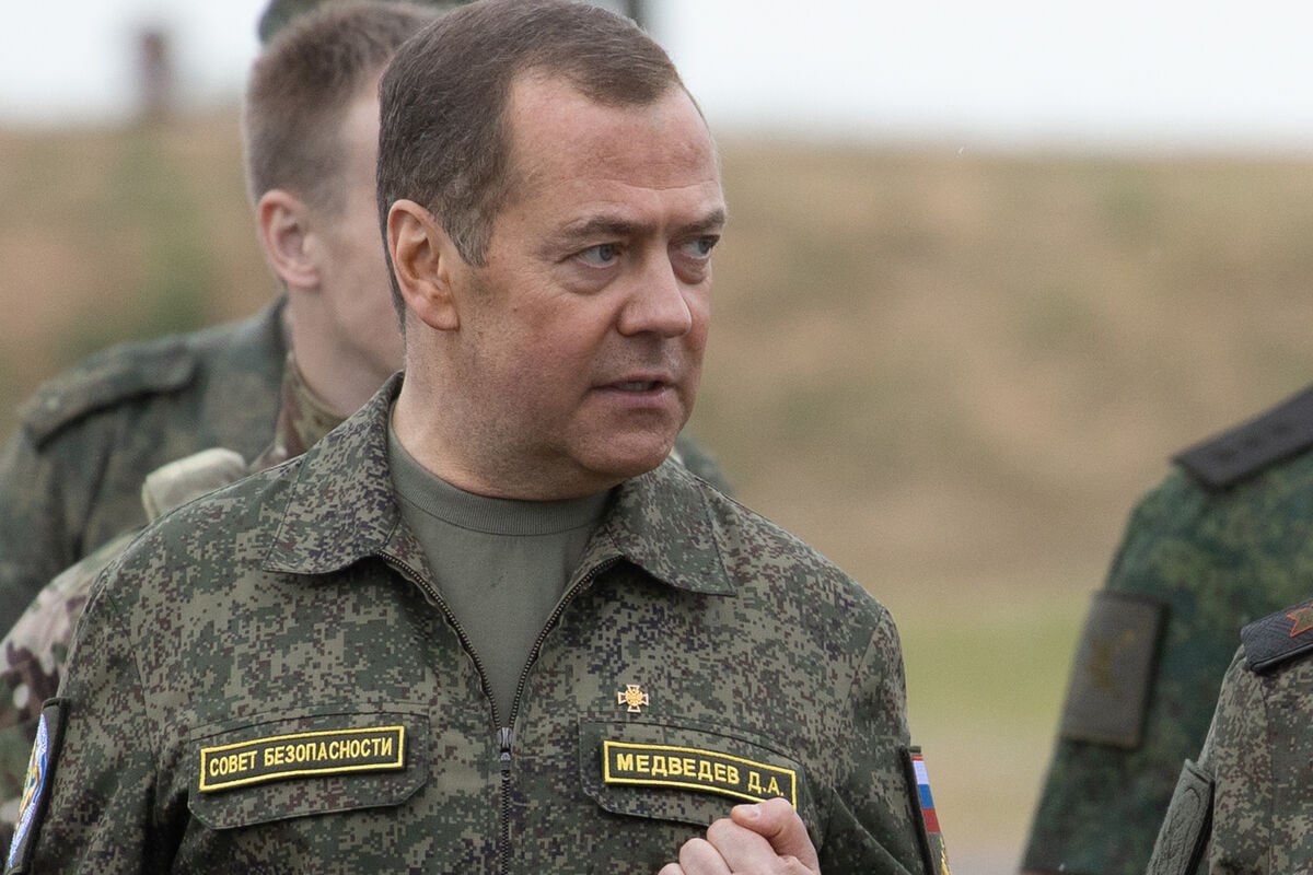 Медведев: российская наука и промышленность способны создавать уникальные вооружения