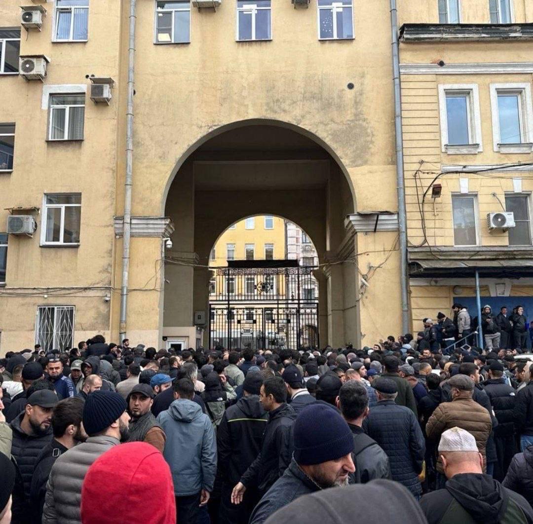 Сенной рынок оцеплен силовиками