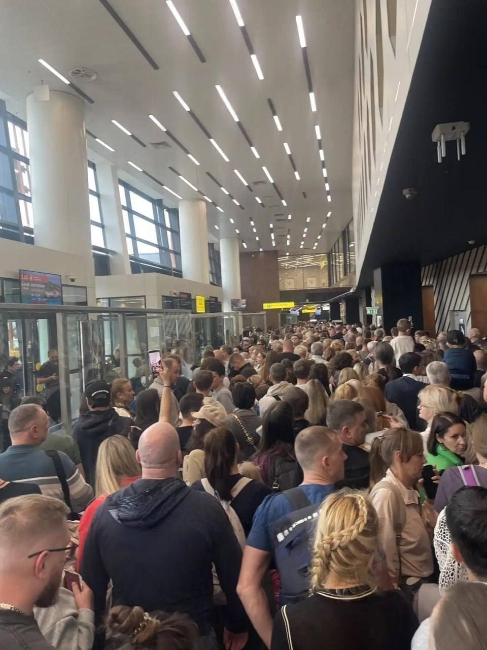 В Шереметьево пассажиры застряли из-за задержек рейсов