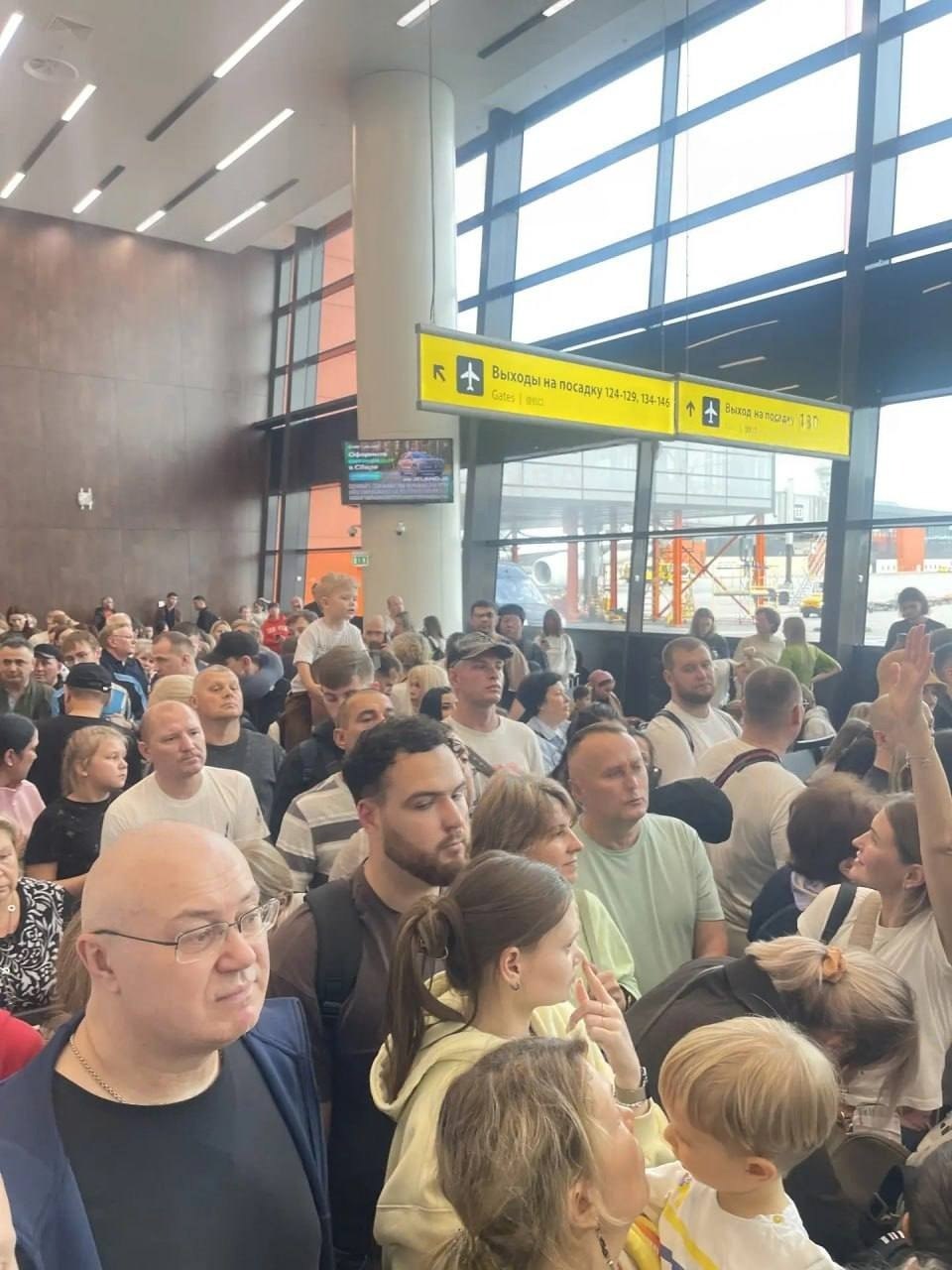 В Шереметьево пассажиры застряли из-за задержек рейсов