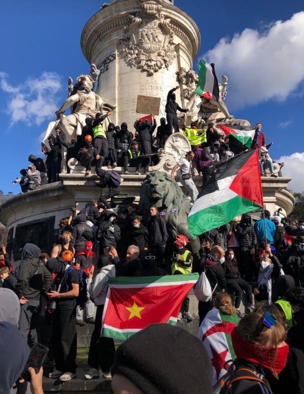 Во Франции протесты переросли в погромы и угрозы Лувру и Эйфелевой башне