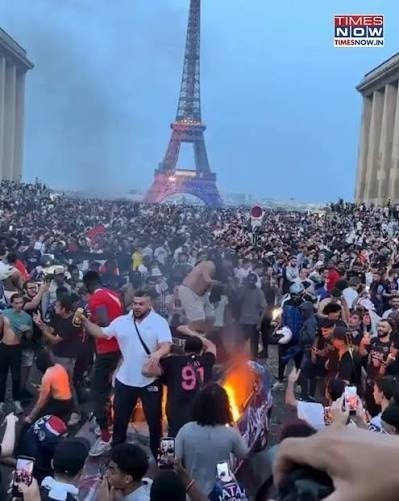 Во Франции протесты переросли в погромы и угрозы Лувру и Эйфелевой башне