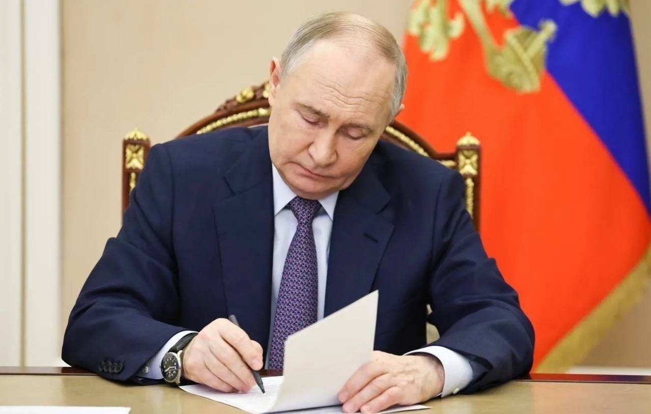 Путин подписал указы о перестановках в правительстве