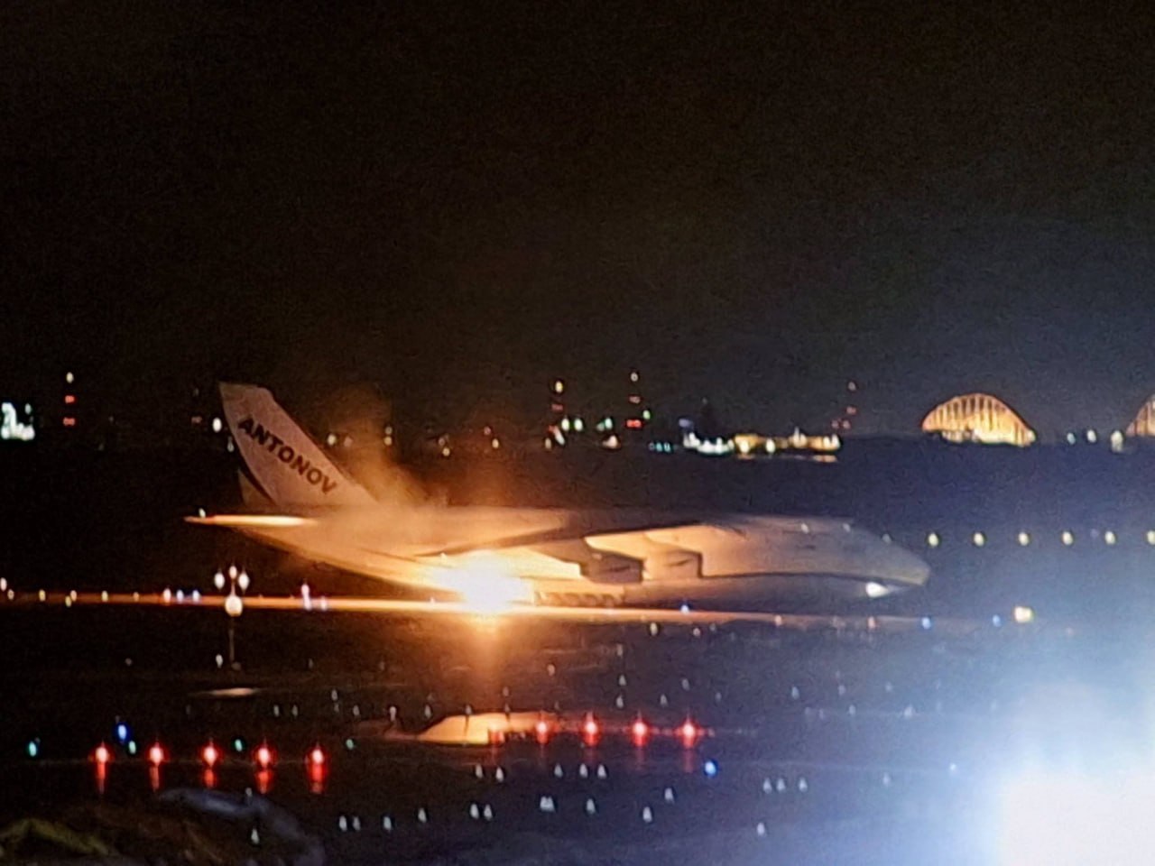 Украинский Ан-124 загорелся при посадке в Японии