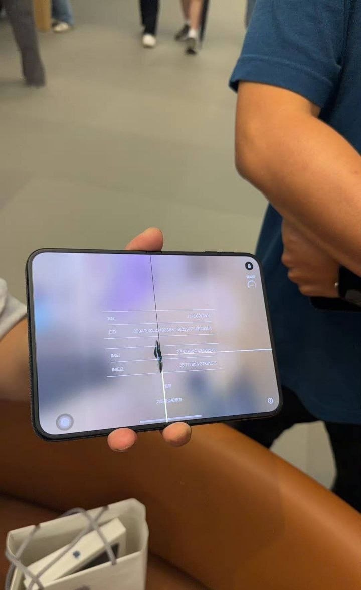 Покупатели iPhone Duo жалуются на поломку экрана на сгибе