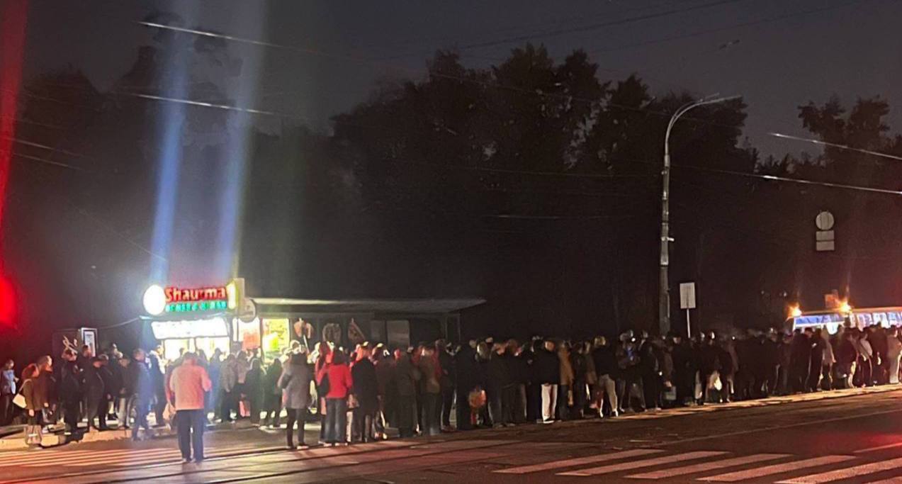 В Киеве общественный транспорт переполнен из-за атак на Южный мост