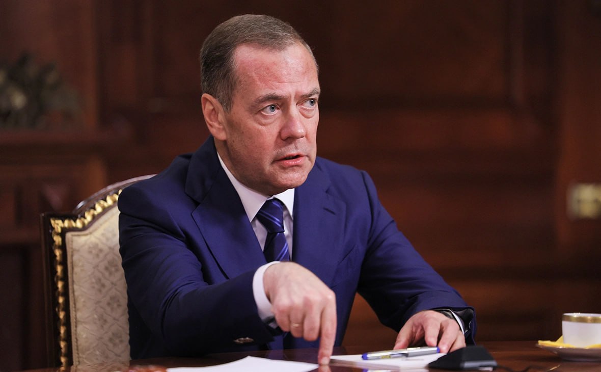 Медведев назвал ситуацию в Польше конституционным переворотом