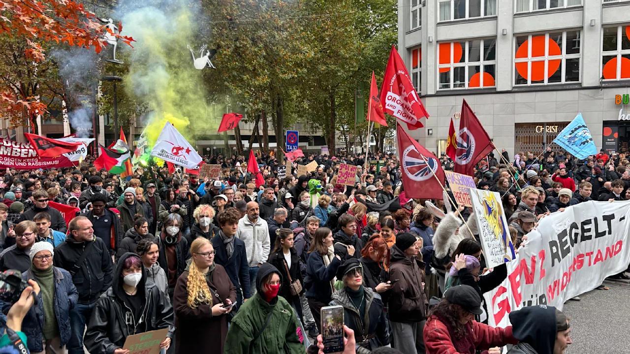 В Германии проходят массовые протесты с требованием отставки Мерца
